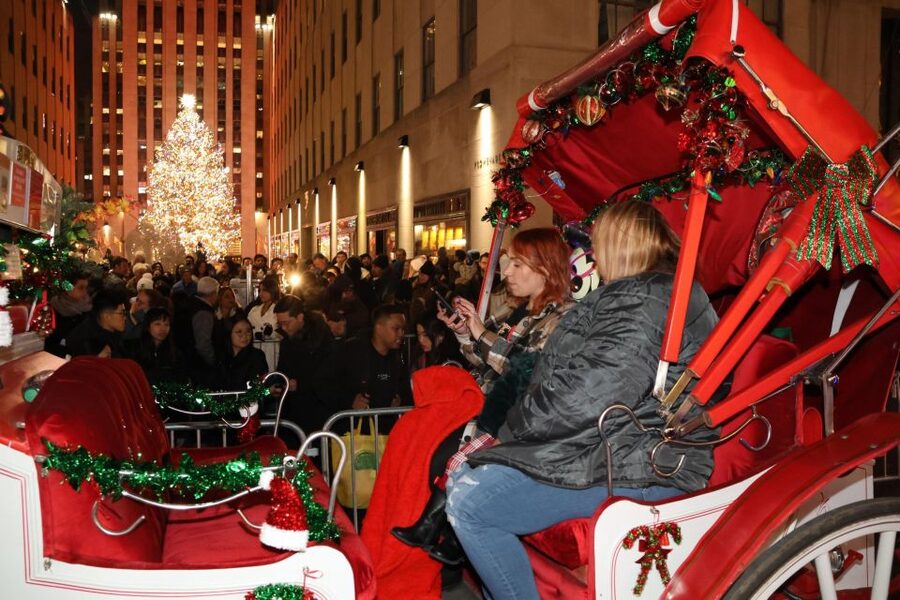 NYC: Magical Christmas Lights Carriage Ride - Arriving at the Rockefeller Center tree