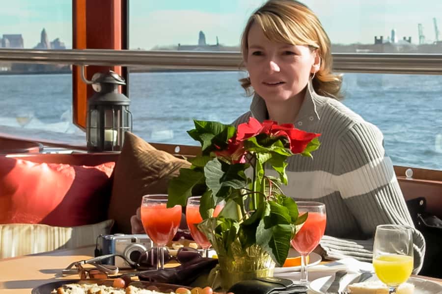 NYC: Manhattan Skyline Brunch Cruise with a Drink - What the onboard atmosphere is like