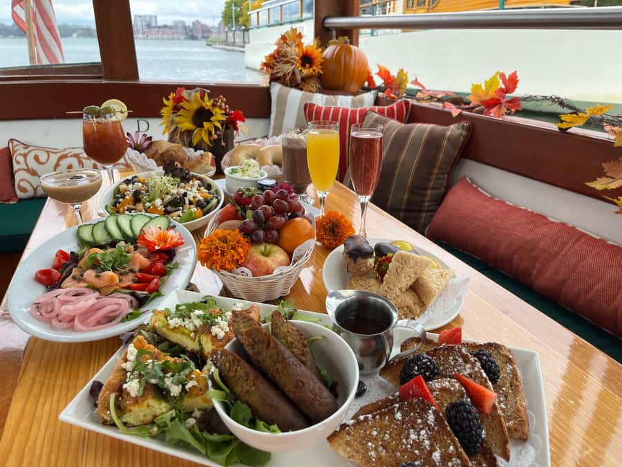 NYC: Manhattan Skyline Brunch Cruise with a Drink - Lower Manhattan, One World Trade, and Ellis Island