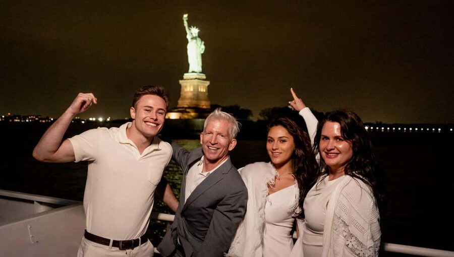 NYC: Manhattan Skyline Dining Cruise - Choosing between the buffet and Premier dinner