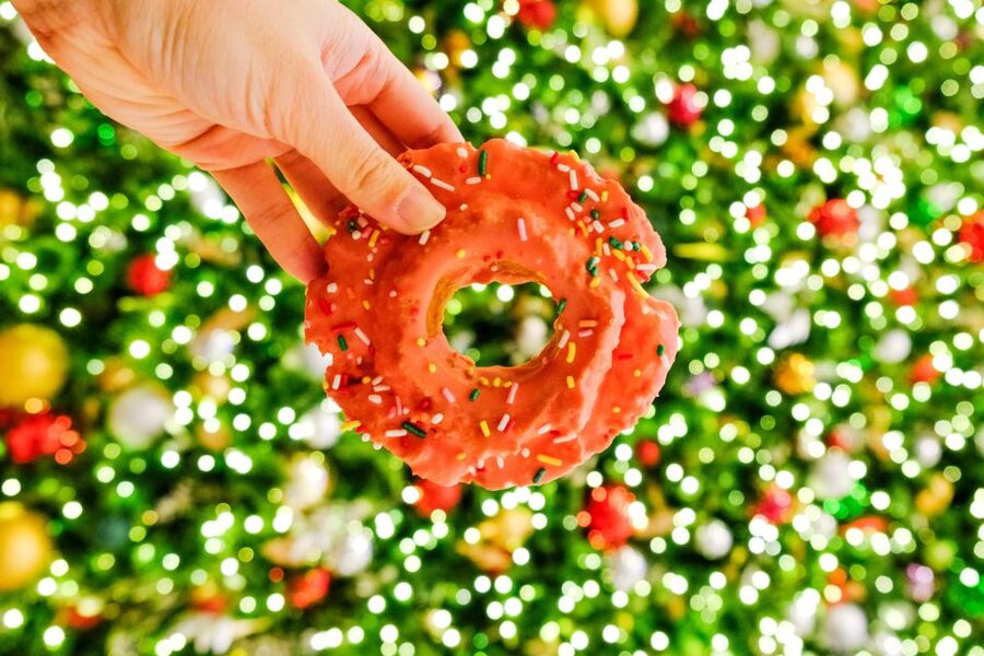 NYC: Midtown Holiday Donut and Hot Chocolate Adventure - A holiday food tour with a Midtown sightseeing route