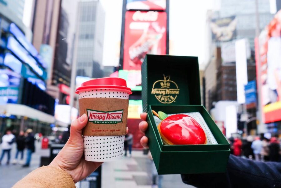 NYC: Midtown Holiday Donut and Hot Chocolate Adventure - Fifth Avenue windows and the holiday shopping district