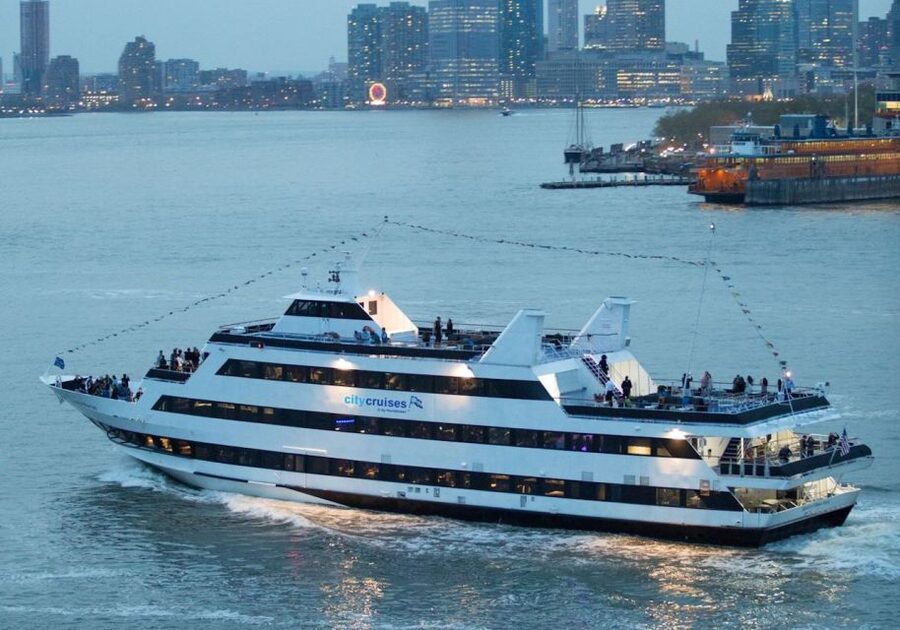 NYC: New Year's Eve Buffet Dinner Fireworks Harbor Cruise - The buffet dinner and open bar