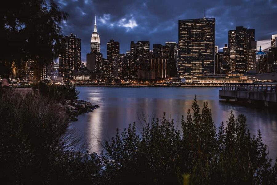 NYC: Night Tour and Viewpoints of New York - Gantry Plaza State Park and the East Side skyline