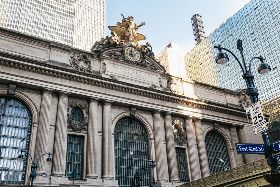 NYC: Official Grand Central Terminal Guided Tour - Reading the main concourse from floor to ceiling