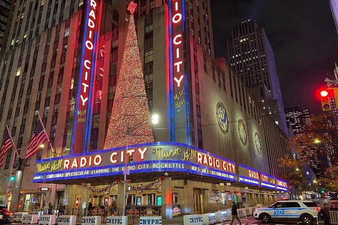 NYC Rockefeller Center Christmas Lights Horse Carriage Ride - A holiday ride that connects the park and Midtown