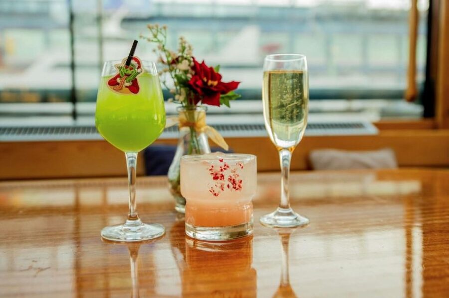 NYC: Sightseeing Holiday Cruise with Drink - Choosing your complimentary drink