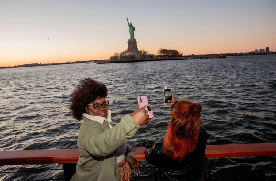 NYC: Sightseeing Holiday Cruise with Drink - Heading toward Lower Manhattan