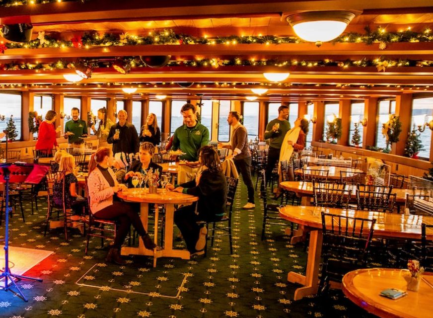 NYC: Sightseeing Holiday Cruise with Drink - Bridge views and the return north