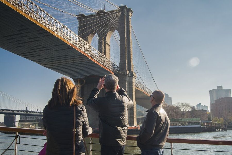 NYC: Sightseeing Holiday Cruise with Drink - Settling into the heated grand salon