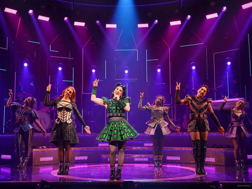 NYC: SIX the Musical on Broadway - Why SIX feels different from a standard Broadway musical