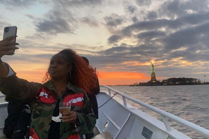 NYC Skyline lights Happy Hour and Cash Bar - A New York skyline cruise with a party mood