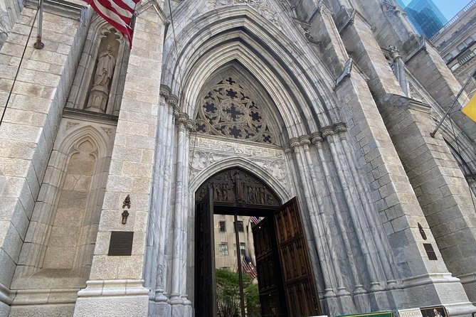 NYC: St. Patrick's Cathedral Official Self-Guided Audio Tour - The audio format: useful, but not a live tour