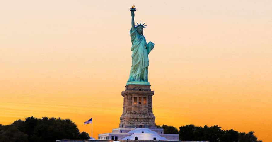NYC: Statue of Liberty Sunset Cruise Skip-the-Line Ticket - Meeting the Statue of Liberty at sunset