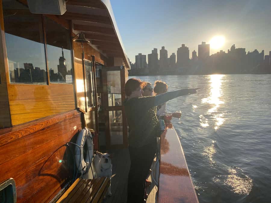 NYC: Urban Wildlife Sunset Tour of the East River - Chelsea Piers to the East River