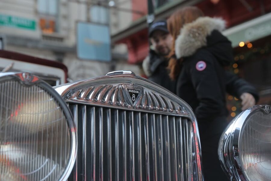 NYC: Vintage Car Midtown Manhattan Tour - Wall Street, Charging Bull, and the two bridges