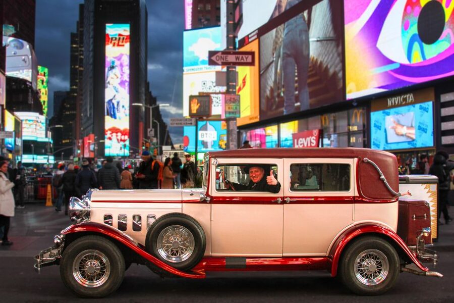 NYC: Vintage Car Night Tour - Charging Bull and the two bridge crossings