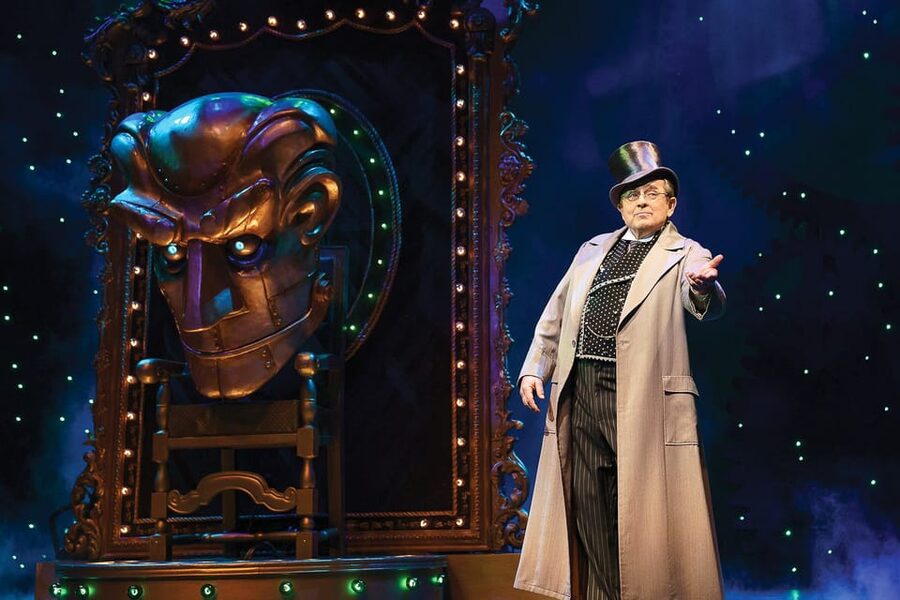 NYC: Wicked The Musical on Broadway - Big sets and Oz-style staging