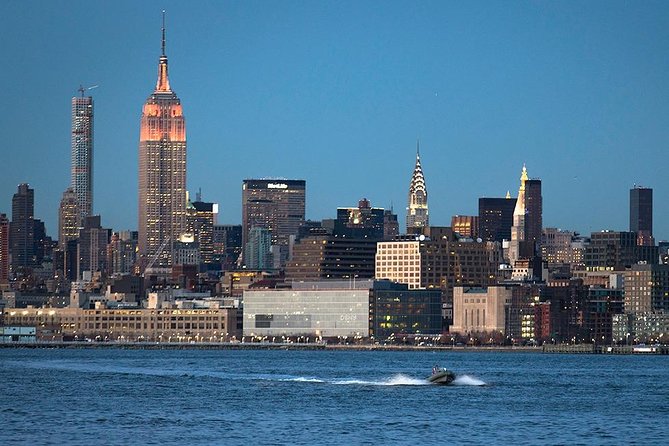 PRIVATE Manhattan Speedboat Tour - Up to 12 passengers - The Statue of Liberty from the water