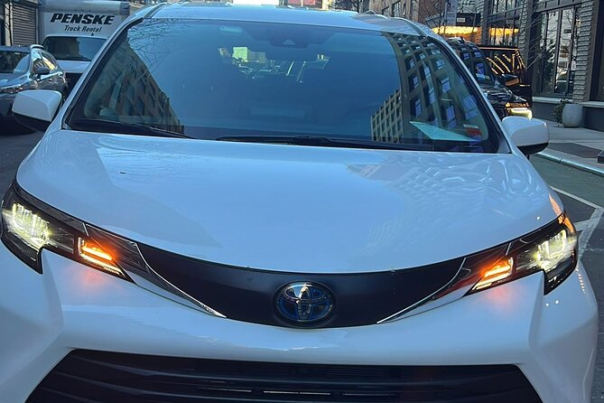 Private Transfer: NYC Airports to Manhattan –105 Min Free Wait - A closer look at the hotel to airport ride