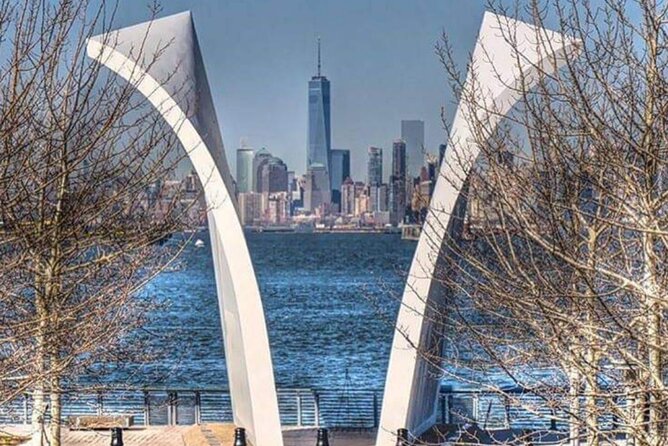 Staten Island Walking Tour and Slice of Pizza - Borough Hall and St. George’s civic character