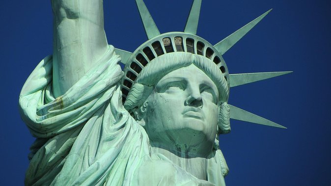 Statue of Liberty and Ellis Island Tour in Spanish - Battery Park and Castle Clinton set the stage
