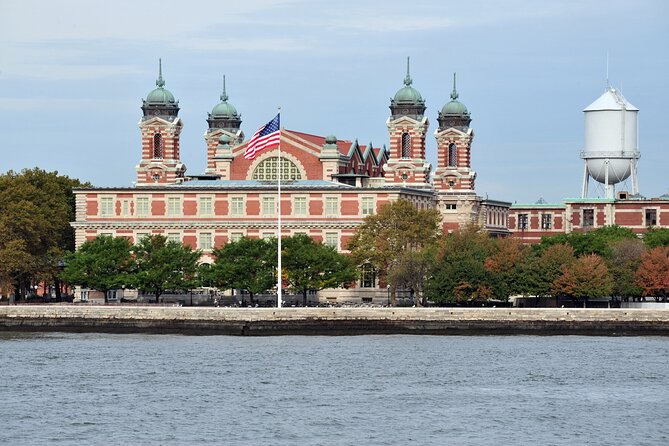 Statue of Liberty & Ellis Island Guided Tour with Ferry Transfers - What the guides add, and where the format stops