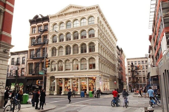 Street art tour at Soho - Guide style and the human side of the walk