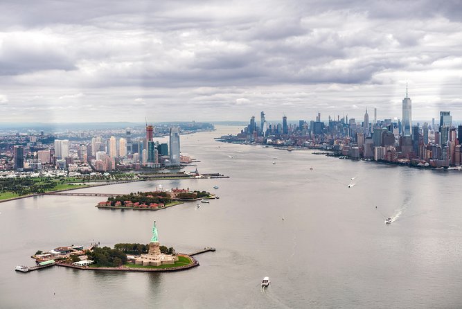 The Manhattan Helicopter Tour of New York - Following Manhattan north to Midtown