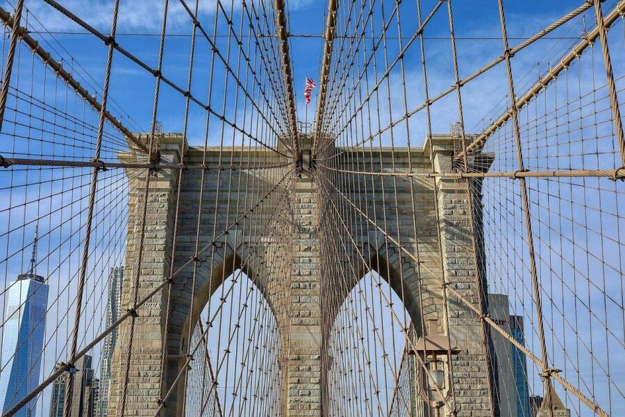Vip Contrasts in Spanish / Contrastes Vip de Nueva York - Crossing the Bronx Whistestone Bridge into Queens