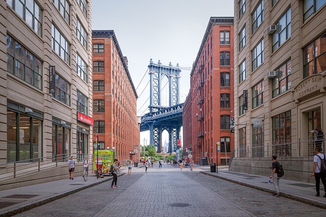 Walking tour in Manhattan Brooklyn Bridge and Waterfront - A break under the bridge at Empire Fulton Ferry
