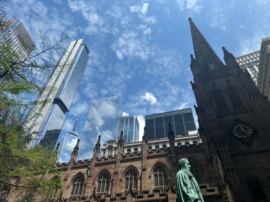 Wall Street: The birth place of NYC in French/English tour - Stone Street and the remains of Dutch New Amsterdam